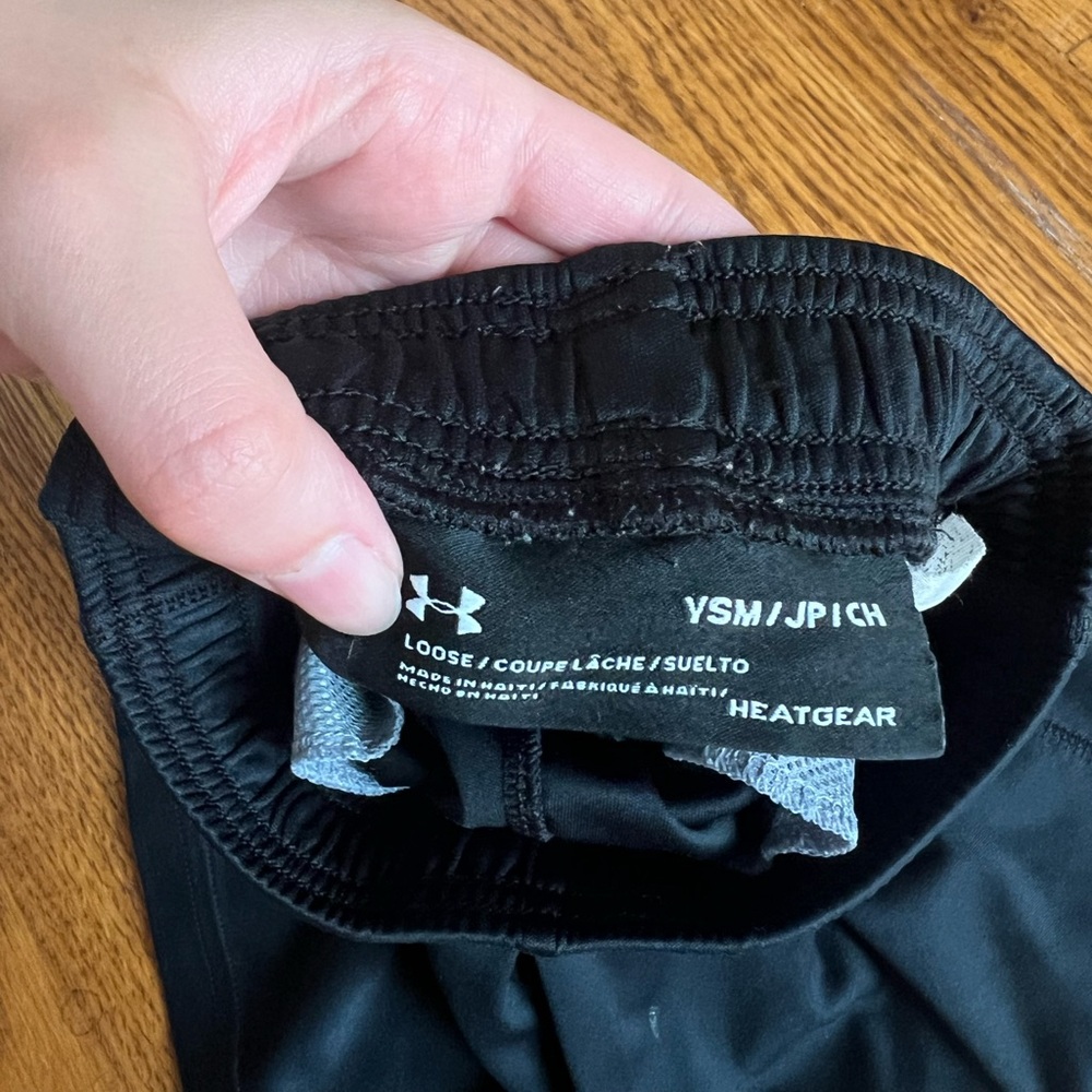 ◾️UNDER ARMOUR: Boy’s S, loose black athletic shorts preowned w/pockets◾️ - Picture 2 of 11